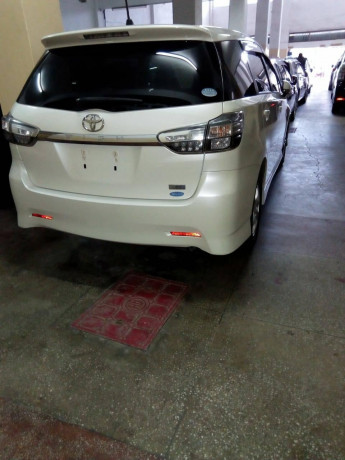 toyota-wish-big-2