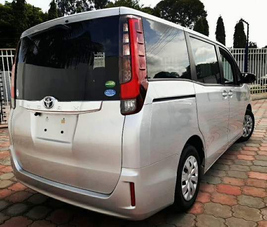 toyota-noah-big-2