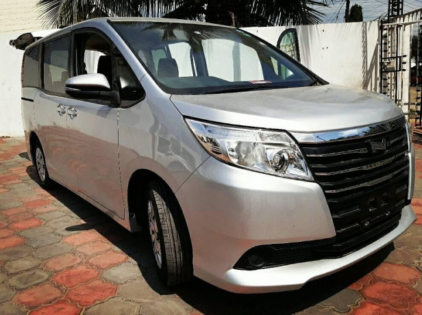 toyota-noah-big-0