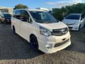 toyota-noah-small-0