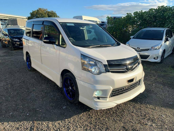 toyota-noah-big-0