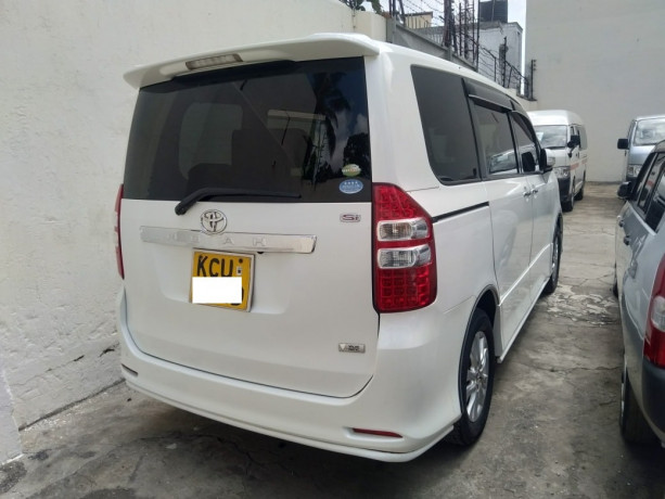 toyota-noah-big-2