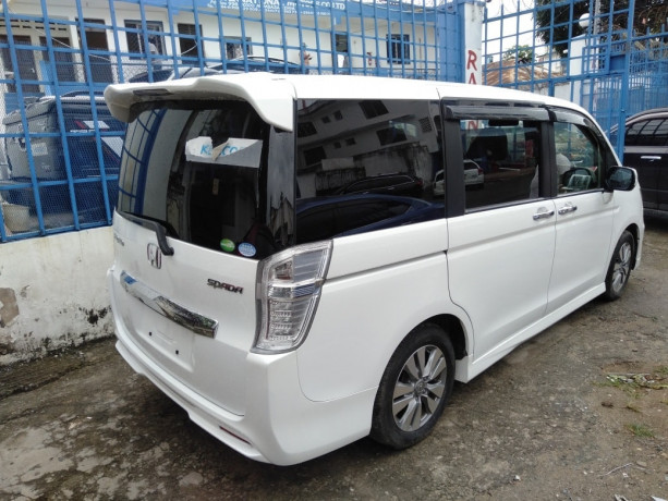 honda-stepwagon-spada-big-2