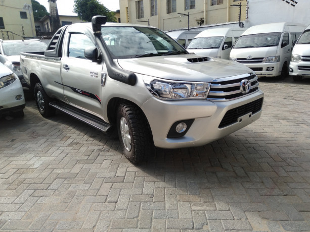 toyota-hilux-big-0