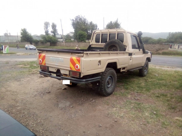 toyota-landcruiser-pick-up-big-2