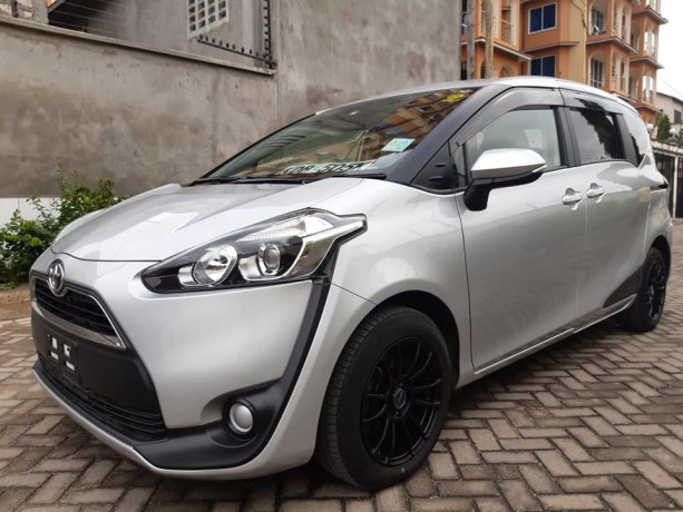 toyota-sienta-big-0