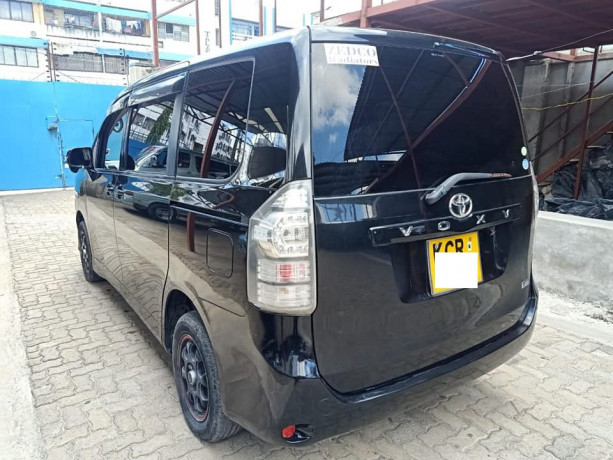 toyota-voxy-big-2