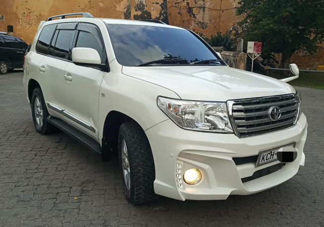 toyota-land-cruiser-v8-big-0