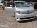 toyota-voxy-small-0