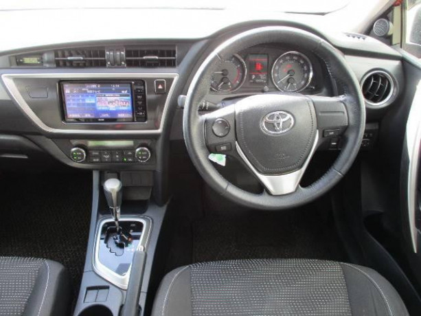 toyota-auris-big-1