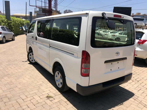 toyota-hiace-big-2