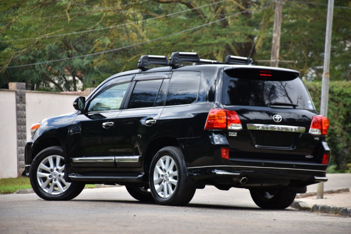 toyota-landcruiser-zx-v8-big-2