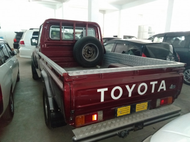 toyota-landcruiser-pickup-big-1