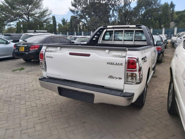 toyota-hilux-big-2