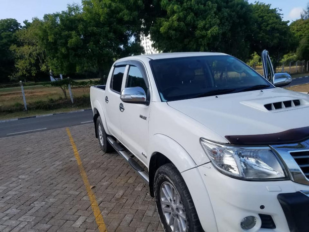 toyota-hilux-big-0