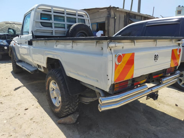 toyota-landcruiser-pickup-big-1