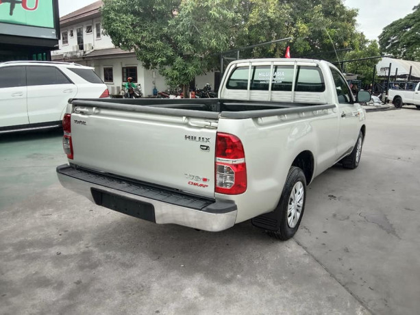 toyota-hilux-big-2