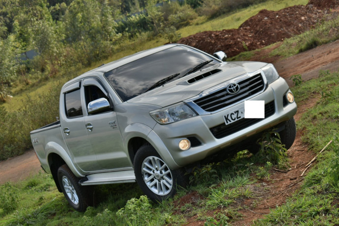 toyota-hilux-vigo-big-0