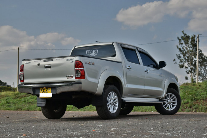 toyota-hilux-vigo-big-2