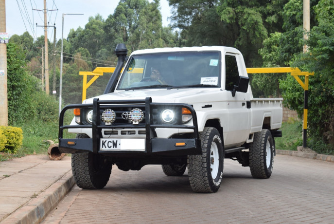 toyota-landcruiser-pickup-big-0