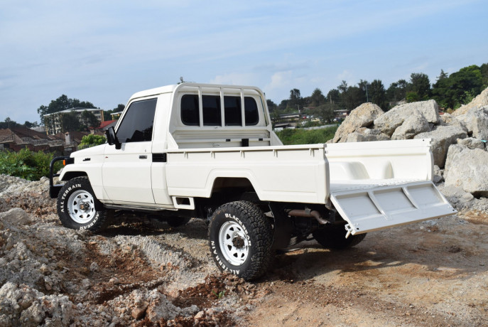 toyota-landcruiser-pickup-big-2