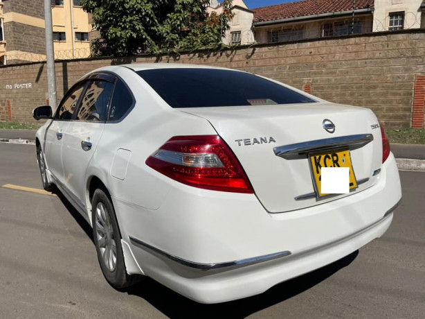 nissan-teana-big-2