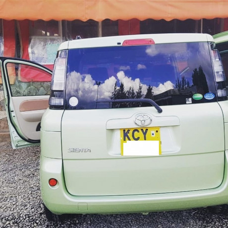 toyota-sienta-big-2